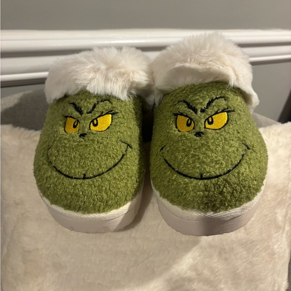 American Eagle Outfitters Green and White Grinch Slippers - Picture 9 of 11
